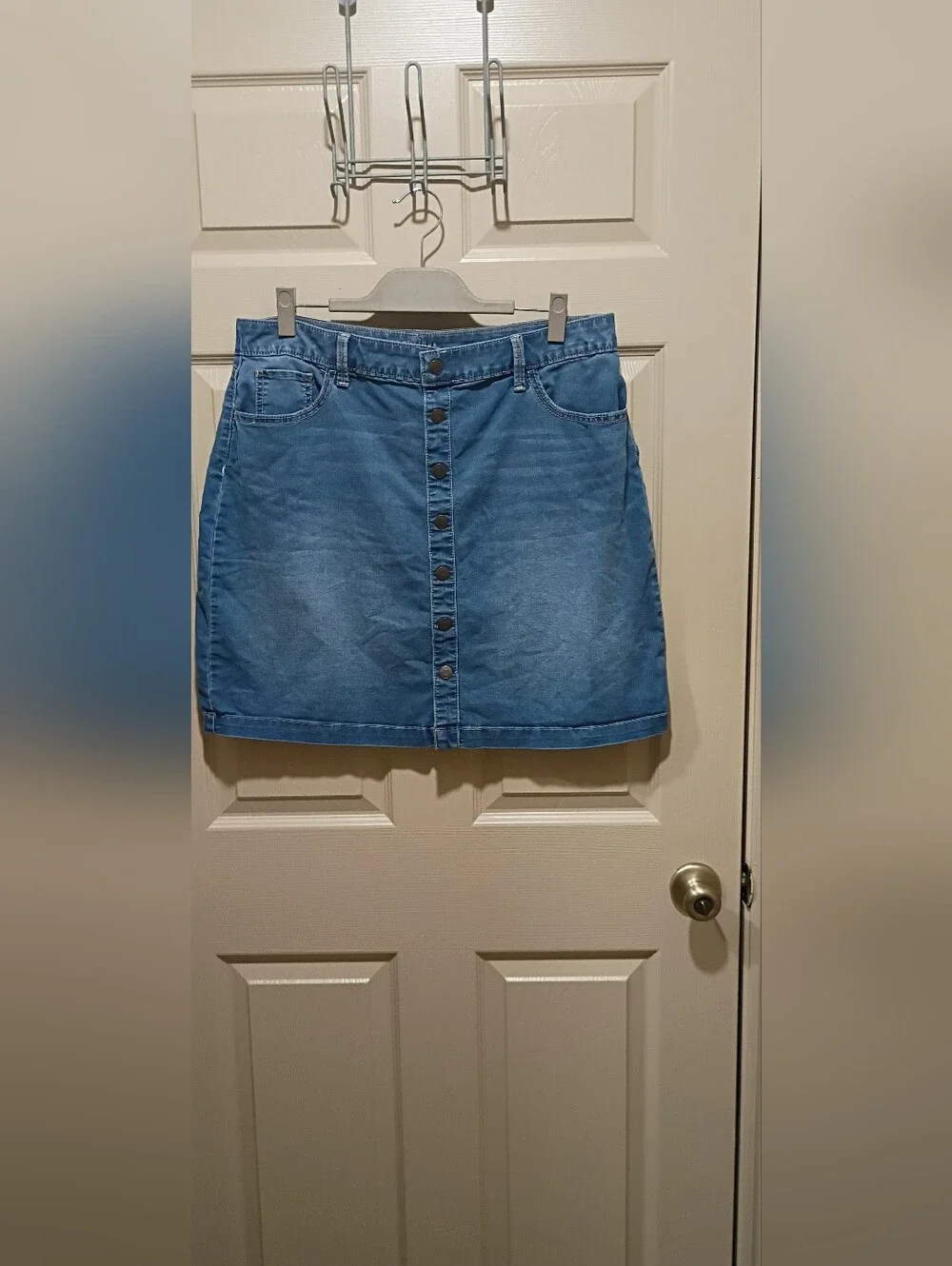 Boutique Plus denim skirt featuring a button-front design 16w GUC